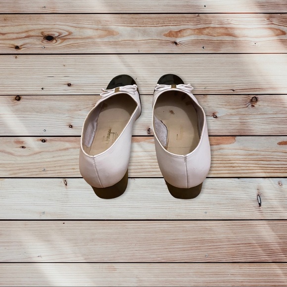 Salvatore Ferragamo Ivory and Black Leather Bow Pumps•Size 37 C - 6,5 US size. - Picture 4 of 8